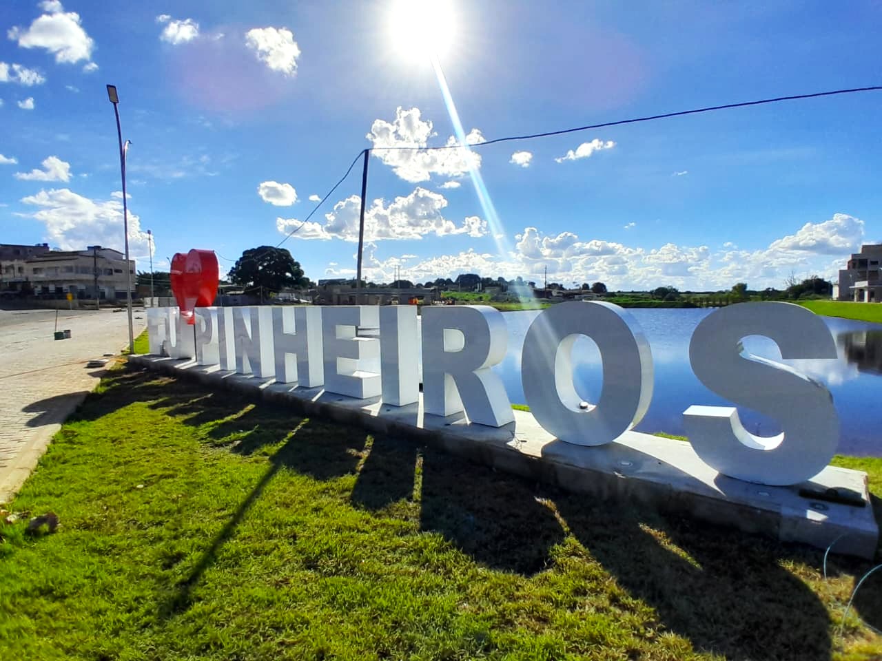 ‘Eu Amo Pinheiros’: balneário ganha letreiro e reforça vocação turística do município